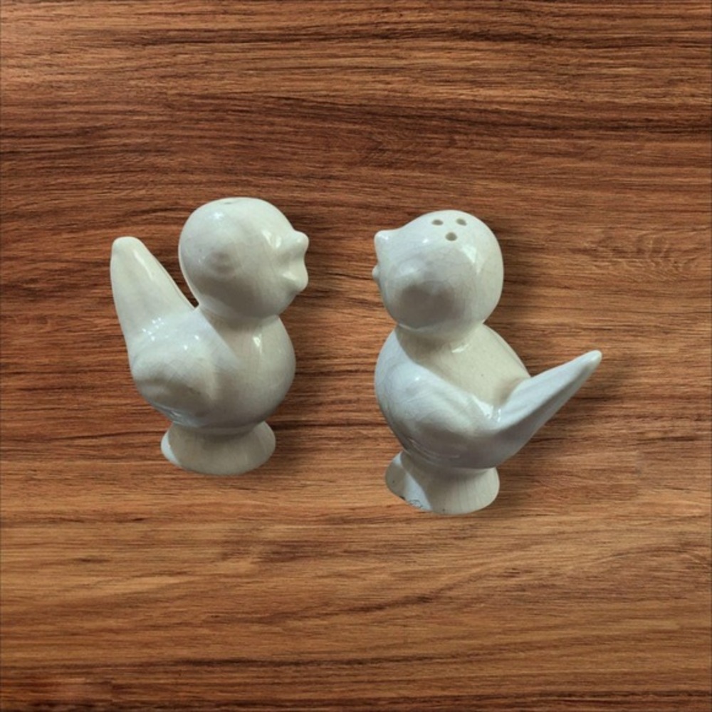 Vintage Ceramic Bird‎ Salt and Pepper Shakers Crackle Glaze Cream Farmhouse Pair